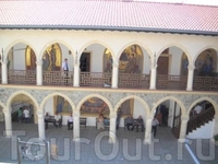 Вид на музей из внутреннего дворика монастыря Киккос
