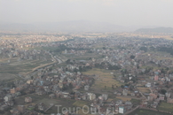 Столица Непала - Катманду. Честно говоря на столицу не тянет. В городе два-три центральных проспекта широких и чистых, высотных зданий единицы, сфетофоры ...