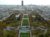 Вид на Марсово поле со 2-го этажа Эйфелевой башни Вид на Марсово поле со 2-го этажа Эйфелевой башни