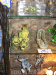 Напротив замка есть сувенирные лавки, в одной из них продаются вот такие милые царевны или царевичи-лягушки.
