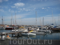 Это маленькой порт города Пафоса предназначенный для яхт, ботиков и катеров.