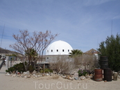 Интегратрон – это белоснежная куполообразная конструкция в пустыне Мохаве Северной Америки, штат Калифорния. По размерам купол в высоту 13 метров и диаметром ...