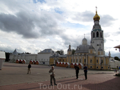 Вид на Кремль со стороны кремлевской площади (справа колокольня)