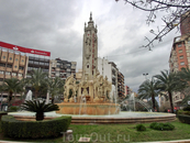 Улица заканчивается на площади Plaza de Los Luceros. В центре площади - красивый  фонтан La fuente de Levante (я бы перевела как Восхождение, поскольку ...