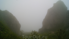 18.07.12
18.24
Перевал Майкопский
Высота 1950м
Действительно,часа через полтора подошли к перевалу,точнее мы его не увидели,но ощутили что сейчас будет ...