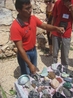 магазин-фабрика по обработке камня...
цены высокие, но дается гарантия
сотрудник показыает нам камни, которыми богата Мексика