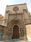 Дверь Апостолов была создана в 1463 Diego Sánchez de Almazán в стиле готики для прохода к трансепту с южной стороны. На нижнем уровне расположены статуи ...