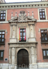 Фасад дворца - это отдельное произведение искусства. Герб над входом принадлежит внуку Фабио, Baltasar de Rivadeneira y Zúñiga, который был придворным ...