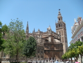 В центре Старого города возвышается Кафедральный собор Святой Марии.