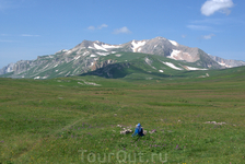 И вот наконец-таки перед нами во всей своей красе Оштен(Оштен (адыг.: ошъутен, в переводе — град) — одна из замечательнейших гор западной части Главного Кавказского хребта. Находится под 44°00 с. ш. и