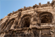 Амфитеатр имеет эллипсоидную форму, увенчан двумя рядами дорических колонн во втором ярусе, над которыми прекрасно сохранился велариум – навес на кронштейнах ...