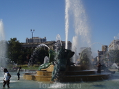 Летом, когда очень жарко, американцы купаются в городских фонтанах)
