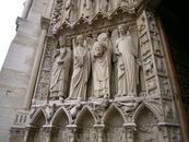 Один из входом  собора Парижской Богоматери
