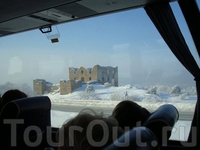 "Внезапно мальчик увидел, что прямо перед ним поднялась высокая, темная, зубчатая стена". "Внезапно мальчик увидел, что прямо перед ним поднялась высокая, темная, зубчатая стена".