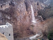 Медовые водопады; декоративное карачаевское подворье; вид на водопады сверху