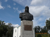 Памятник Александру Невскому, который родился в Переславле.