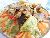 Национальное блюдо марокканцев - таджин. Кус-кус с овощами и мясом (говядиной или бараниной) и сладким соусом из нута, изюма и лука.