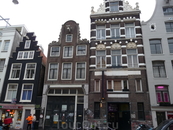 Из за того, что город стоит на сваях, очень много падающих домов. А вообще дома в Амстердаме очень маленькие, но большинство из них имеет маленький садик ...