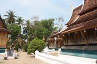Лаос. Луанпабанг. Во дворике храма.