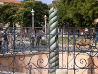Змеиная колонна.
Змеиная колонна была привезена из дельфийского святилища Аполлона в Греции в 326 году по приказу императора Константина Великого. Колонна символизировала победу 479 года до н. э. гре