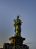 Статуя Иоанна Непомуцкого на Каловом мосту. Один из самых почитаемых чешских святых был сброшен в воду с этого самого моста. На месте его гибели установлена ...