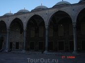 Двор Голубой мечети имеет такой же размер, как и сама мечеть. Стены двора украшены аркадами.