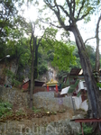     ШЕКХА НАРАЯН:



Живописный  храм  Шекха Нараян стоит на небольшой возвышенности
за  нависающей   скалой.   Расположенный   между   Чобхаром   и
Дакшинкали,  храм  является  одним  их  4-х подобны