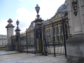 Брюссель.  Главные  ворота  Королевского  Дворца.