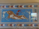 Это фреска изображает спортивные состязания. В минойской цивилизации было принято красным цветом изображать мужчин, а белым женщин. Видно, что мужчина ...