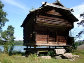Деревянная постройка, экспонат музея Сеурасаари, привезённый сюда с севера Финляндии.