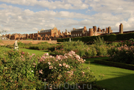 Hampton Court Palace. Вид из розового сада. А какие дивные там ароматы!!!!