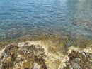А вот так выглядит здесь берег моря: живописные камни и бирюзовая вода
