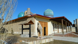 Последняя фотография перед перезарядкой, недалеко от Биби-Ханум(на заднем плане) и Базара.