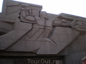 Мемориал героической обороны Севастополя 1941-1942гг. на площади Нахимова. На бетонной плоскости - рельефное изображение воина, отражающего две стрелы ...
