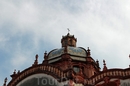 Восьмиугольный купол церкви Санта-Приски, облицованный цветными изразцами, возвышается позади двух одинаковых колоколен церкви.  Он виден из любой точки ...