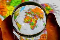 Карта мира сквозь хрустальный шарик