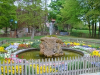Небольшой фонтан и цветник на берегу Рейна