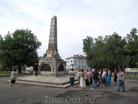 Наша группа возле памятника 800-летию Вологды (вид с другой стороны)