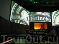 Музей-завод пива Heineken
Там мне очень понравилось. На английском языке вам расскажут, историю завода, его основателей, там их целая династия, даже кинотеатр ...