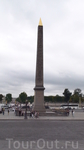 Знаменитая Колонна из Луксора стоит на площади Революции где в те времена стояла гильотина. 
Такие же колонны стоят в Ватикане, Вашингтоне и кажется в Нью Йорке. Ну и в Луксоре ещё пара осталась стоя