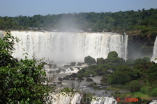 Водопады Игуасу. Бразильская сторона. Протяженность зоны водопадов 800 метров.