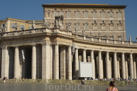 Ватикан.  Огромные  экраны  по  всей  площади   Святого  Петра  транслируют церемонию  воскресных  утренних  проповедей.Это дает возможность  всем  присутствующим ...