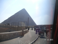 Подъезжаем к пирамидам Гизы (снимок из автобуса)