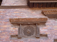 Как и в столице, в Бхактапуре имеется дворцовая (королевская) площадь. На ней расположен красивейший архитектурный шедевр – дворец правителей Непала династии ...
