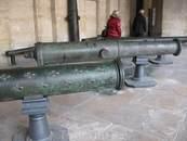 Бронзовые  пушки XVI и I XVIII веков,18 орудий "Триумфальной батареи",выстрелы которой раздавались только в честь торжественных событий.
