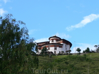 Бутан
Национальный музей Бутана расположен в сторожевой башне Та-дзонг над городом Паро по другую сторону реки
Дзонг, который теперь стал музеем, был построен в 1641 году как сторожевое укрепление н