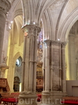 Колонны и своды собора. В глубине виднеется еще одно его украшение - прекрасный орган.