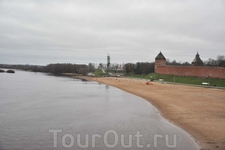 Вид на Кремль и пляж.