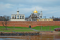 Вид на Кремль с противоположного берега Волхова.