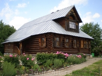 Дом на территории Покровского монастыря.